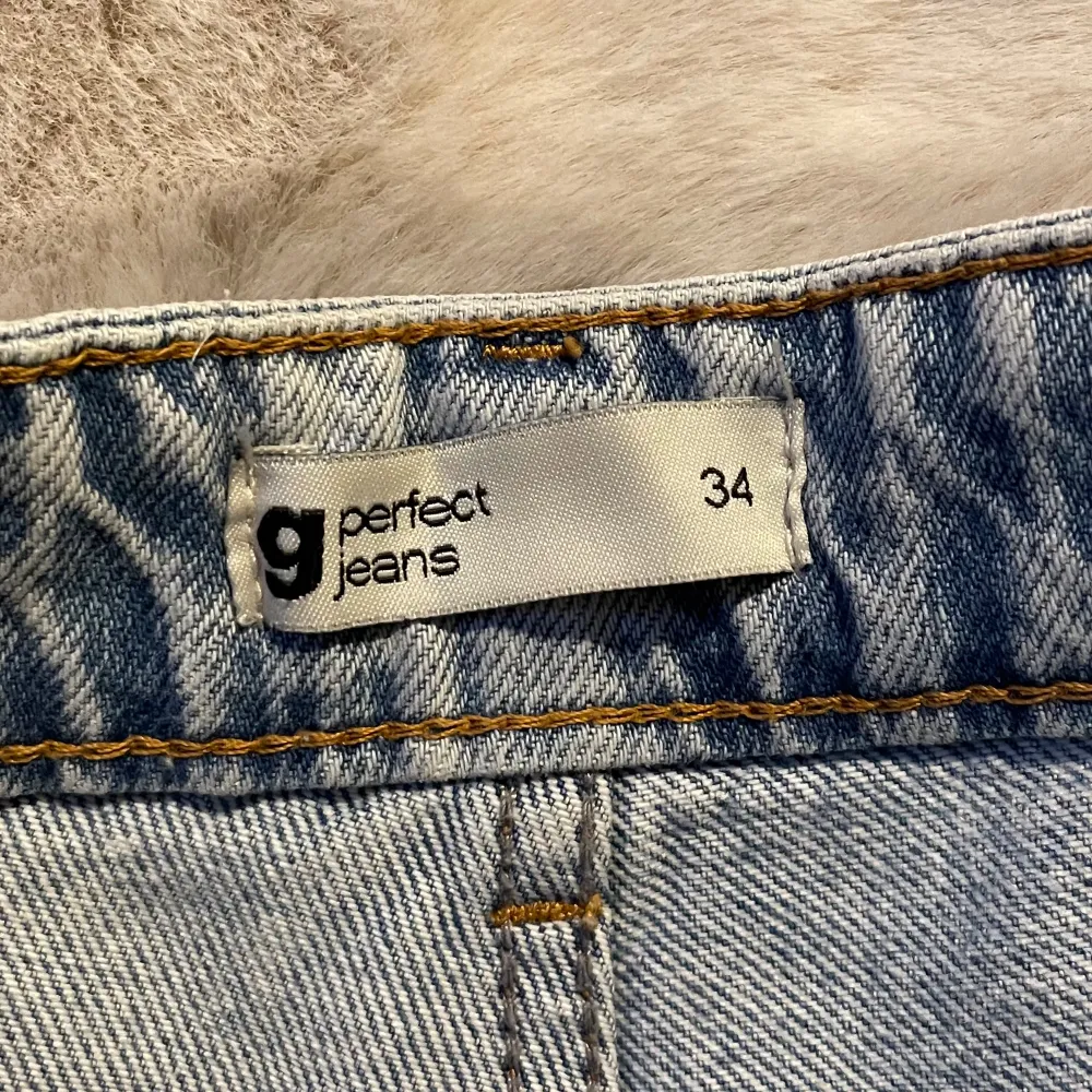 Jeansshorts från Gina tricot i storlek 34. Säljer då de är för små. Använda fåtal gånger, därav i fint skick.  Kontakta vid intresse eller funderingar!❤️. Shorts.