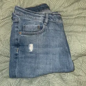 Säljer mina hm jeans köpt under sommaren jätte fina skinny jeans med hål på båda knäna knappast använd 