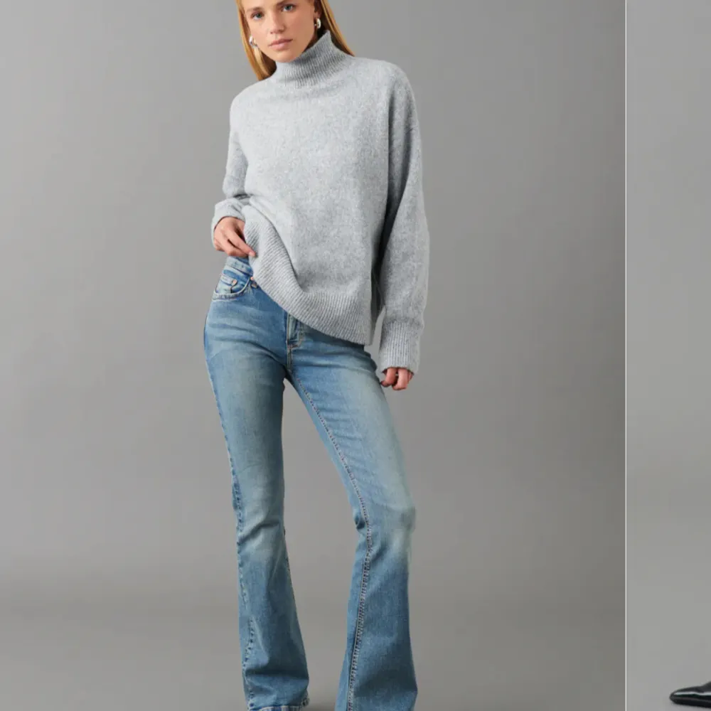 Jeans från Gina tricot, low-mid waist. Inte alls mycket använda🤗 nypris 500kr, använd gärna köp nu!. Jeans & Byxor.