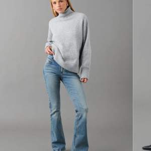 Jeans från Gina tricot, low-mid waist. Inte alls mycket använda🤗 nypris 500kr, använd gärna köp nu!