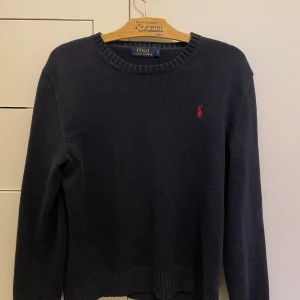 Ralph Lauren Tröja 100% bomull - Stilren tröja från Ralph Laurensom passar till allt. Säljer på grund av att den börjar bli för liten.   Storlek: S sitter som S  Skick 10/10 inte en skråma ser ny ut.   Är osäker på nypris men hittar ingen liknande under 2000kr.   Finns i Stockholm. 