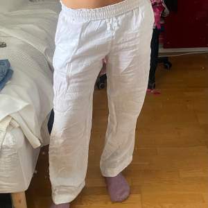 White linen pants from Cubus. Super cute, no flaws. Size EU36 so fits XS-M since the waist is stretchy. I’m 170cm tall.