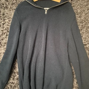Zara half zip - Sitter bra lite större en storlek men passar m om man vill ha den så. Aldrig använt den så helt ny har köpte några månader sen men har bara legat i garderoben. Skick 10/10