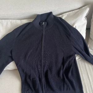Full-zip  - Blå full-zip, inprincip aldrig använd, pris kan diskuteras, storklek XL