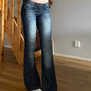 Secondhand jeans köpta från humana! Sjukt coola och bekväma men kommer tyvärr inte till användning 🤗  || Midjemått; 38 cm - Innerbenslängd; 80 cm ||