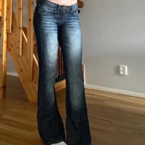 Vintage jeans - Secondhand jeans köpta från humana! Sjukt coola och bekväma men kommer tyvärr inte till användning 🤗  || Midjemått; 38 cm - Innerbenslängd; 80 cm ||