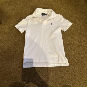 Ralph lauren tröja - Säljer nu denna riktigt feta Ralph Lauren tröja med krage. Jätte bra skick! Säljs pga att den är lite liten.👍😀🙏