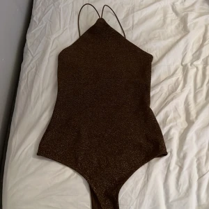 Glitter topp  - Jättefin brun body med glitter. Storlek xs, jag har S och den passar pågränsen. Så använder den för sällan för att behålla 😊