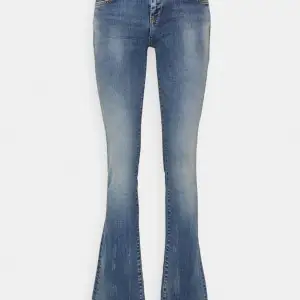 Super fina Lågminjade jeans från LTB. använda fåtall gånger men är i nyskick skulle jag säga, storlek W27 L32! Bara att skriva vid frågor 