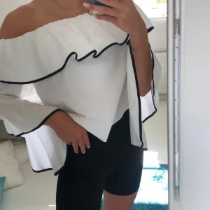 Blus - Vit blus från Zara. Storlek s