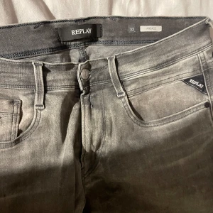Replay jeans - Replay Anbass i färg grå, säljer pga att de ej används, fint skick, kontakta vid fler bilder. Kan sänka pris vid snabb affär.