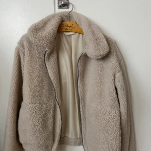 Teddy jacket - En fin Teddy jacka i beige färg från Ullared. Storlek 36/38, använd max 5 gånger. Passa på idag fri frakt!!⭐️