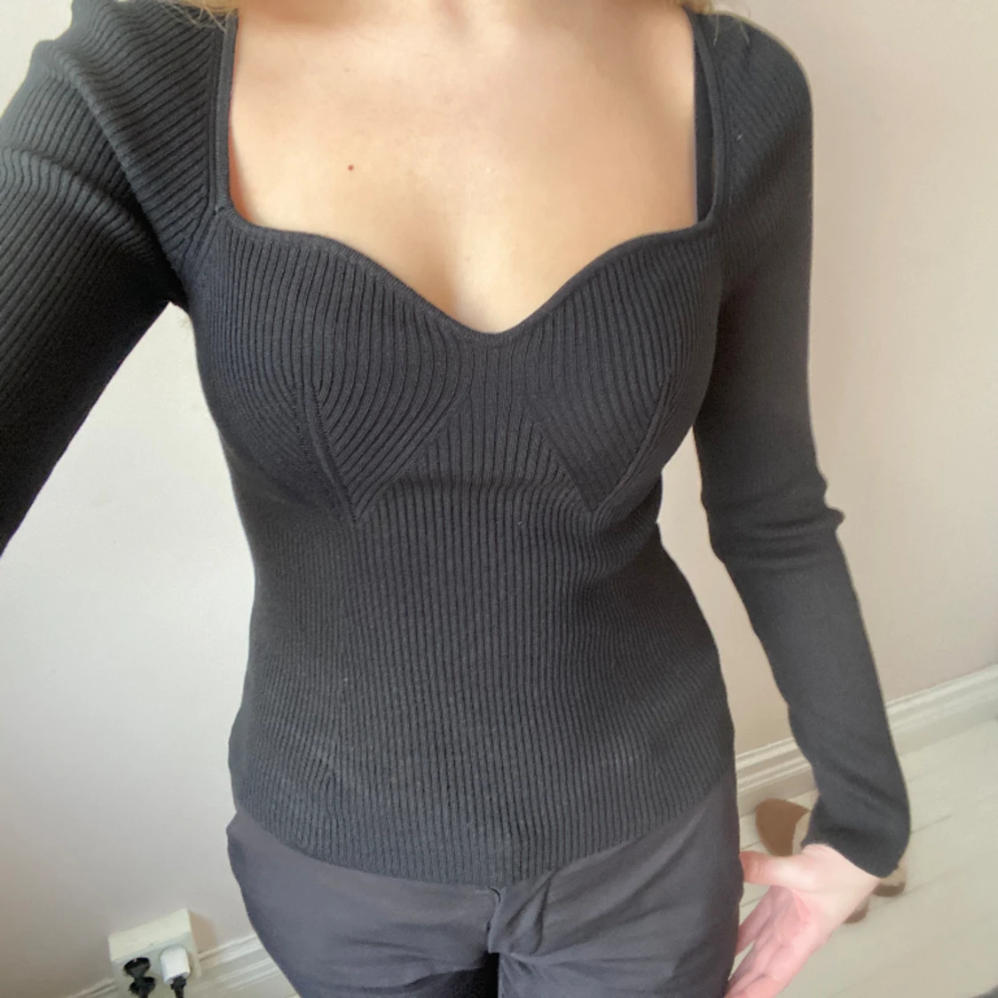 Svart ribbad tröja  - 90
