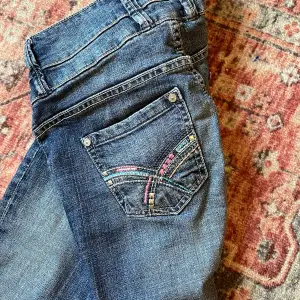 Lågmidjade jeans, köpta secondhand💋 Vintage och fint skick💋 raka ben💋 Midjemått: 35cm rakt över Innerbenslängd: 83cm 