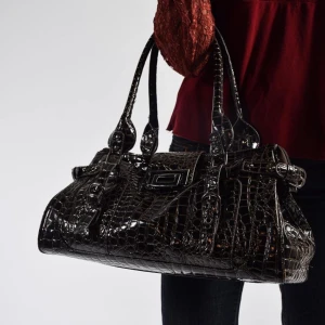 Mörkbrun stor väska med krokodilmönster - Mörkbrun stor väska med krokodilmönster  Pris: 399kr Frakt: 65kr