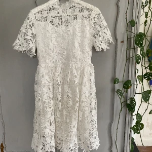 Vit klänning - En helt oanvänd superfin mönstrad klänning från na-kd. Perfekt för skolavslutningen eller studenten✨