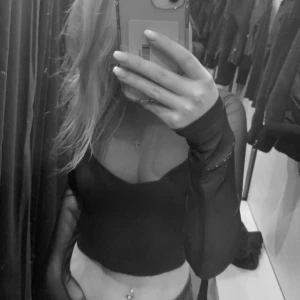 Zara topp - Säljer denna snygga topp från zara i storlek xs-s. Perfekt till fest! Finns inga defekter eller liknande. Hör gärna av er kring frågor🤍betalning sker via swish o köparen står för frakten☺️