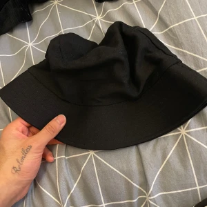 Buckethat/fiskehatt - Svart buckethat