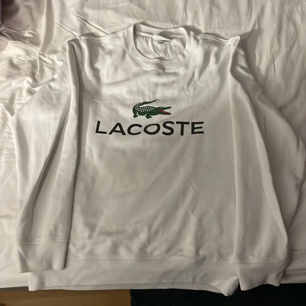 Tjena, här är en fet Lacoste tröja som legat lite för länge i garderoben utan användning och tror att den gör mer nytta hos någon annan. Kan inte säga mycket mer än att den varit väl älskad här. PRUTA GÄRNA!. Tröjor & Koftor.
