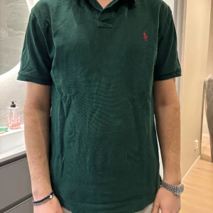 Ralph Lauren polo - Olivgrön Ralph Lauren polo. Storlek XL men är slim fit och passar som en L. Använd någon gång och är i nyskick. Säljes då den är för stor för mig. Modell är 178cm och väger 75kg. 