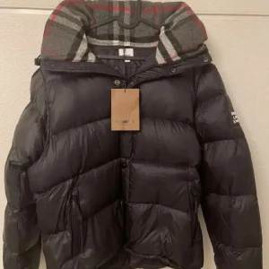 Burberry - Vinterjacka - En burberry jacka som är knappast använd i skick 9/10. Den är storlek M/175cm, tags och påse kommer med i paketet. Priset är inte fast i sten men kan diskuteras! Byten skulle gärna också va intressant!