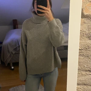 Stickad polotröja med slits  - Grå Stickad polotröja med slits, storlek xs