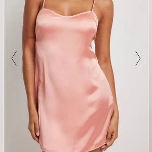 Sommarklänning  - Helt ny sommarklänning, bara testad men säljer pågrund av att den inte passade. Skriv vid fler frågor 🫶🏼