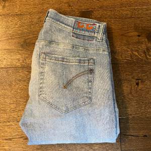 Säljer dessa slim jeans från dondup i storlek 33 men passar 32. Modellen på jeansen är George. Jeansen har inga defekter och är i bra skick. Skriv om du har några frågor. Pris kan diskuteras vid snabb affär.