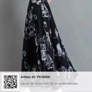 En kjol i färgen svart och vit som på bilden. Ej använd. Ny! Storlek M(38)