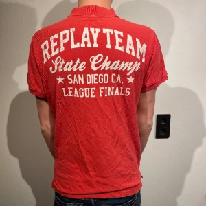 Replay píke - Säljer denna snygga Replay píke. Hör gärna av er vid fler frågor. Modell 186cm, 75kg 