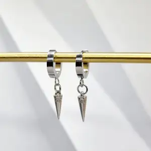Handgjorda örhängen●Följ :@ekjewelryofficial🤲 ● 💎Material- silverpläterad och zirconia ●Örhängeskrokar -rostfritt stål. Nickel fri. Längd -3cm Vattentåliga, ändrar inte färgen! Köp för 1st-80kr eller 120kr/paret