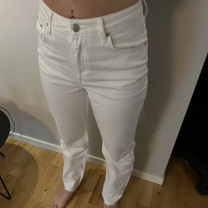 Vita jeans  - Snygga och stilrena vita jeans från NAKD. Aldrig använda, endast testade. Nypris 499kr. 