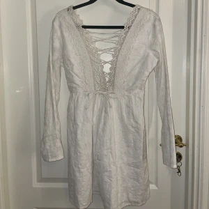 Klänning - Perfekt klänning till studenten eller bara till sommaren. Snörad både i ryggen och fram så den ser typ likadan ut från båda håll. Skriv om ni har funderingar 🥰