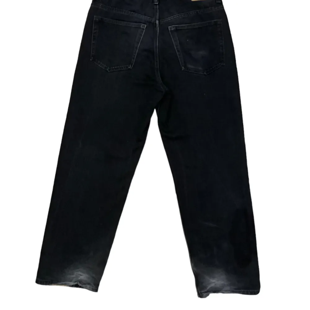 Weekday jeans i modellen galaxy. Det finns små skador längs ned på byxorna som man kan se på 2 bilden, men det är inget som syns.. Jeans & Byxor.
