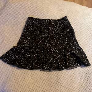 Gullig kjol perfekt för sommaren. Bra skick men kommer inte till användning och därför säljer jag tyvärr den. Köpte för ungefär 100 men säljer för 50. Pris går att diskutera 🫶🏻