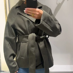 Kappa - Fin kappa perfekt till våren❤️ Väldigt fin och unik färg. Från gina köpt för 700kr. Köpt i höstas