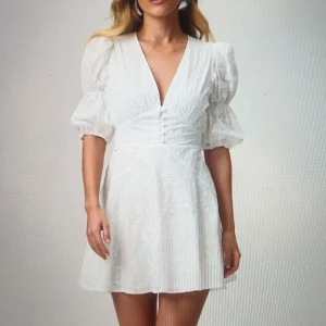 Intressekoll: Sicily Mini Dress - Adoore stl 36  - Intressekoll på denna otroligt fina och populär klänning från adoore som är helt slut i lager. Perfekt till studenten eller liknade🥰🥰helt ny oanvänd,  lapparna finns kvar!!! BUD PÅ 1600kr