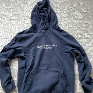 Hoodie från abercrombie & fitch i storlek S. Använd några gånger, nypris:  1000kr