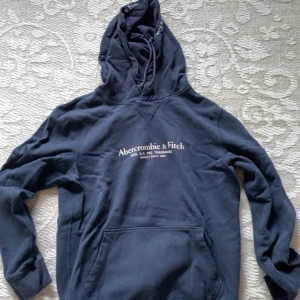 Abercrombie hoodie - Hoodie från abercrombie & fitch i storlek S. Använd några gånger, nypris:  1000kr