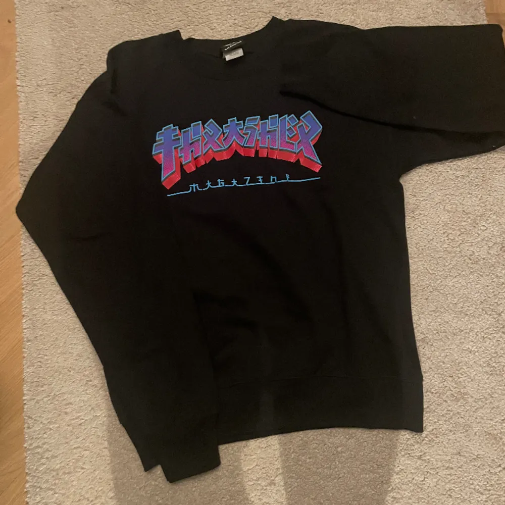 Thrasher Crewneck, Storlek small👕, i princip oanvänd🤩 Priset kan diskuteras💸. Hupparit & Collegepaidat.