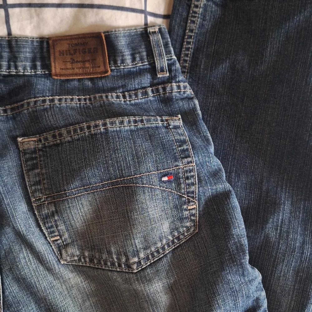 Så snygga tommy hilfiger jeans som e lite baggy. Säljer då de inte längre passar. Benen är ganska raka, men breda så de är inte skinny. Kom privat för mått eller fler bilder.🫶. Jeans & Byxor.