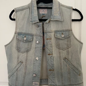 Jeansväst  - Helt ny jeansväst med prislapp på, från broken arrow! Nypris 399kr💞💞