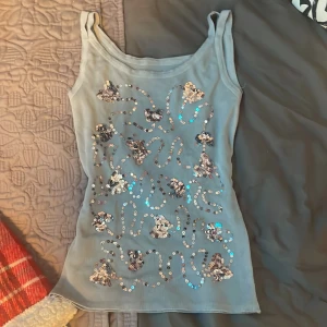 y2k topp - en jättesnygg y2k topp med paljetter som inte kommer till användning. passar s/xs. kontakta mig för tex bilder på och köparen står för frakten 💕💕💕
