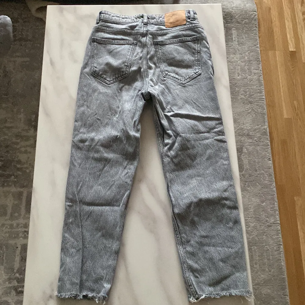 Jeansen är från ONLY, bra skick, knappt använda Storlek: W28 L30 Färg: grå/ljus grå. Jeans & Byxor.