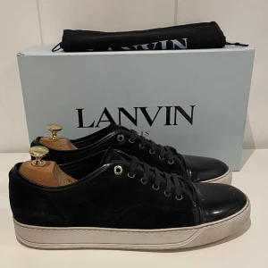 Lanvin skor  - Hej! Säljer nu dessa super populära lanvin skor. Skorna är i superfint skick 8/10. Med skorna medföljer dustbag och box 