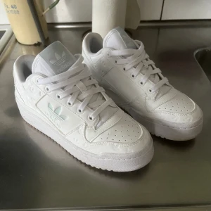 Adidas skor - Forum bold shoe från adidas, finns inte å köpa längre. Använda ute typ två gånger så i jättefint nytt skick☺️ säljer dom för dom var för små! 