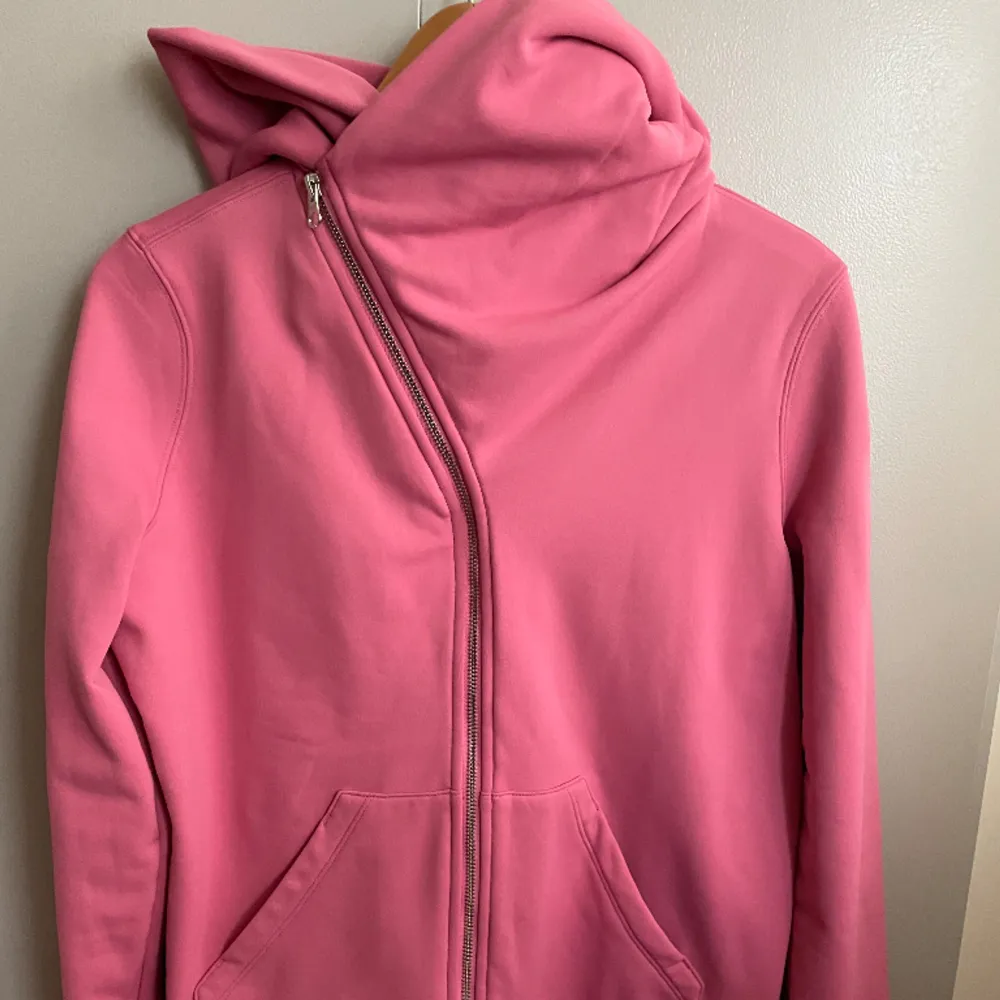 En rosa hoodie med sne dragkedja från House of Lola. Använd fåtal gånger, Storlek S💗. Hoodies.