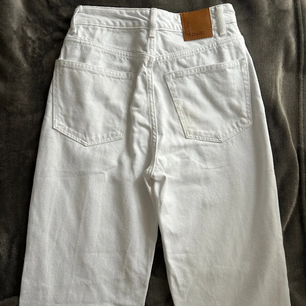 Vita 90s straight jeans.  Storlek: midja 26, längd 30.  Från bikbok, använda 2 gånger.  Rak och vid passform. . Jeans & Byxor.
