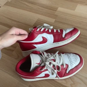 RÖDA Jordan low - Skitsnygga jordans. Används aldrig längre och bara stått i min garderob i flera år :(( Gott skick, skriv om ni vill ha fler bilder 💕Köpta för 1599kr 