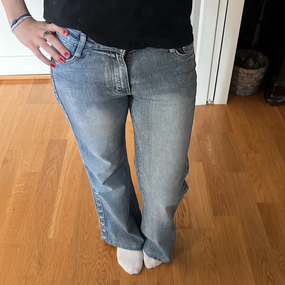 Säljer dessa super fina lågmidjade jeans med fina detaljer på sida och fickor! Skriv för fler bilder/ funderingar 🩷🩷. Jeans & Byxor.